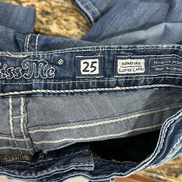 Miss Me Low Rise Embellished Signature Cuffed Capri Size 25 - Picture 3 of 8